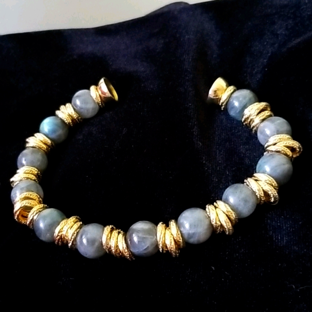 Beaded bracelet with magnetic closure